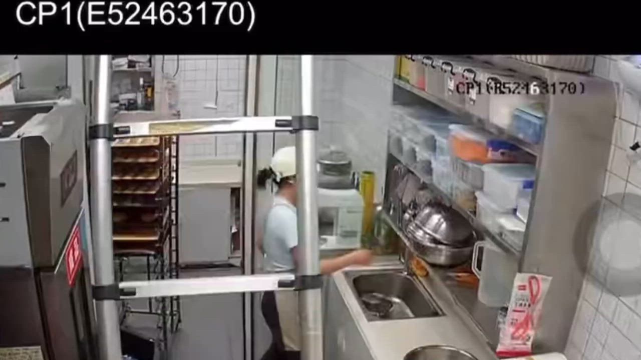 Video: China: Chinesischer Bäckereimitarbeiter stürzt durch die Decke vor fassungslosen Kunden