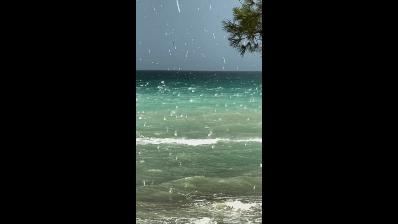 Video: Italien: Heftiger Hagelsturm trifft die Adriaküste in Pineto, Italien