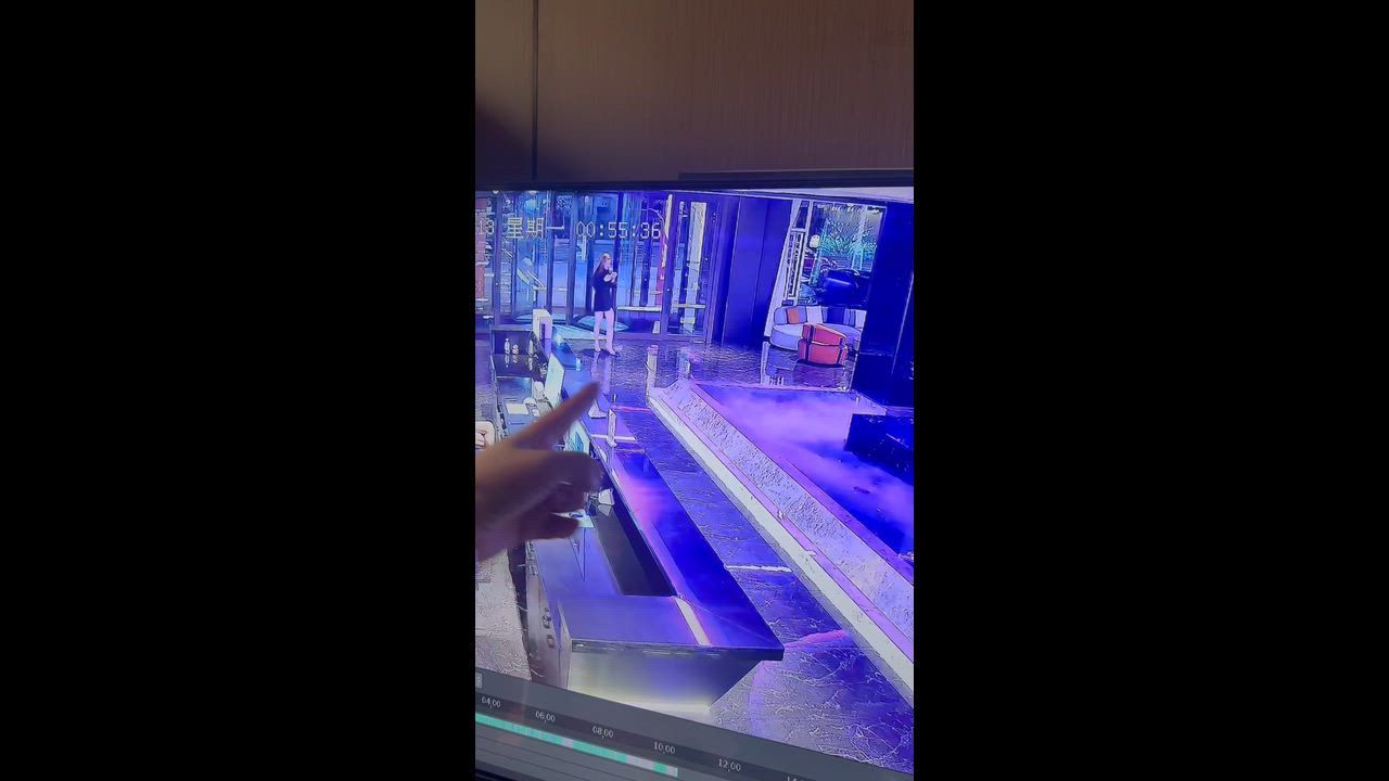 Video: China: Frau fällt in Foyer-Teich, während sie aufs Handy schaut, in der Inneren Mongolei, China