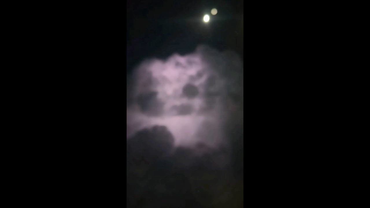Video: US: Passagier filmt spektakuläres Blitzgewitter aus einem Flugzeug in Charlotte, USA