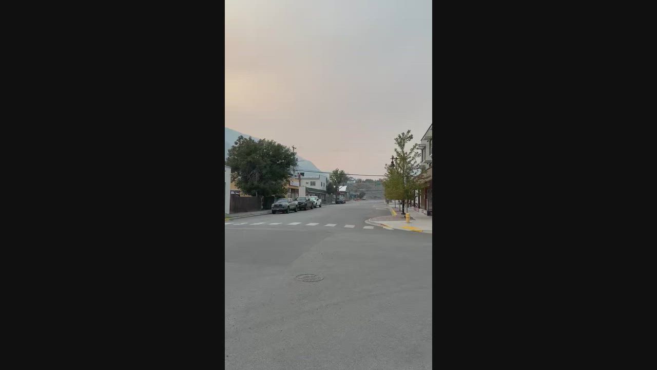 Video: Kanada: Tausende fliehen, da sich der Bald-Range-Brand in British Columbia 5 außer Kontrolle ausbreitet