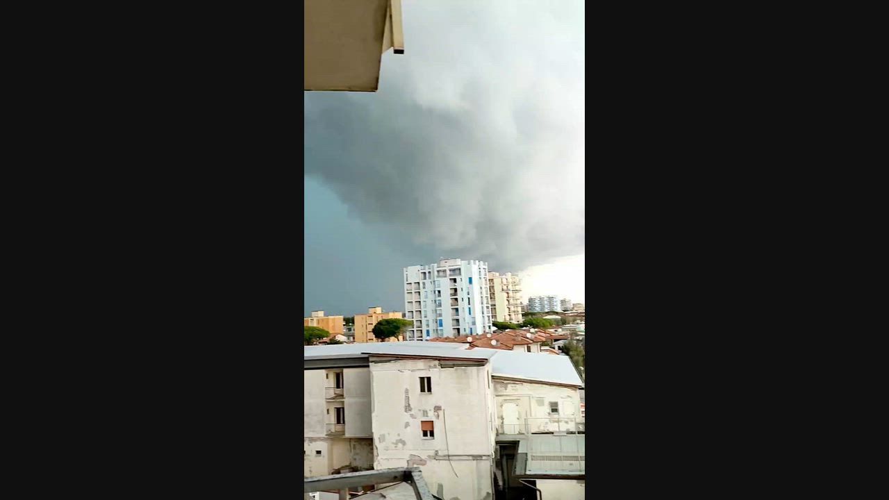 Video: Italien: Massive Sturmwolke bringt Starkregen und extreme Winde in Lido degli Scacchi, Italien