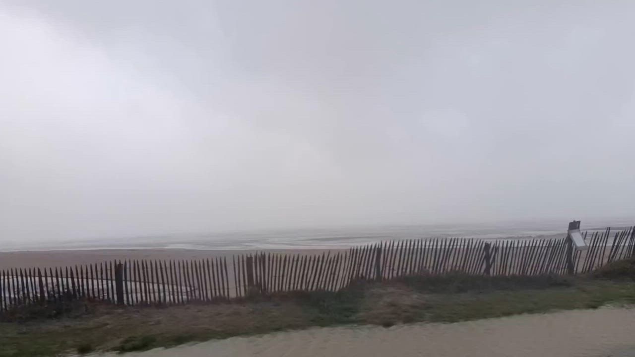 Video: Frankreich: Sturm Austen sorgt in Granville für extreme Bedingungen an der Küste