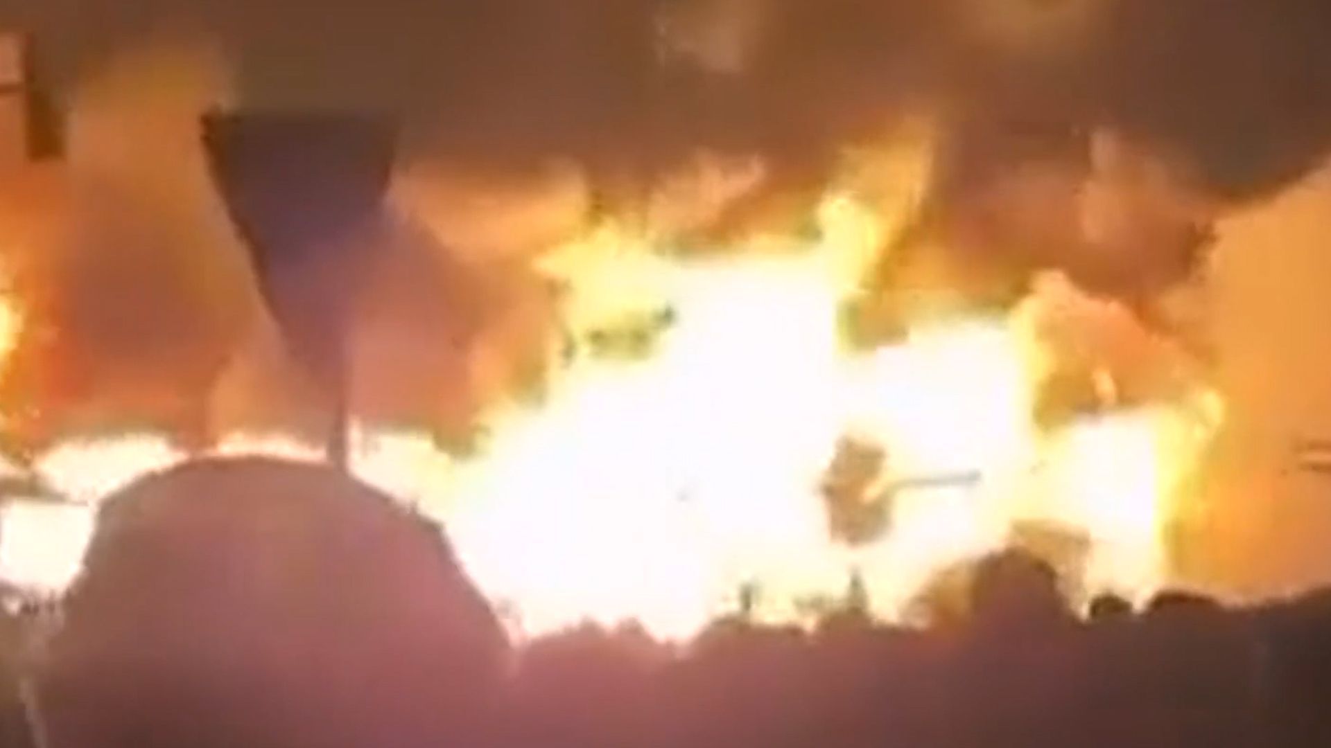 Video: Aufnahmen zeigen gewaltige Flammen und ausgebrannte Gebäude im Iran