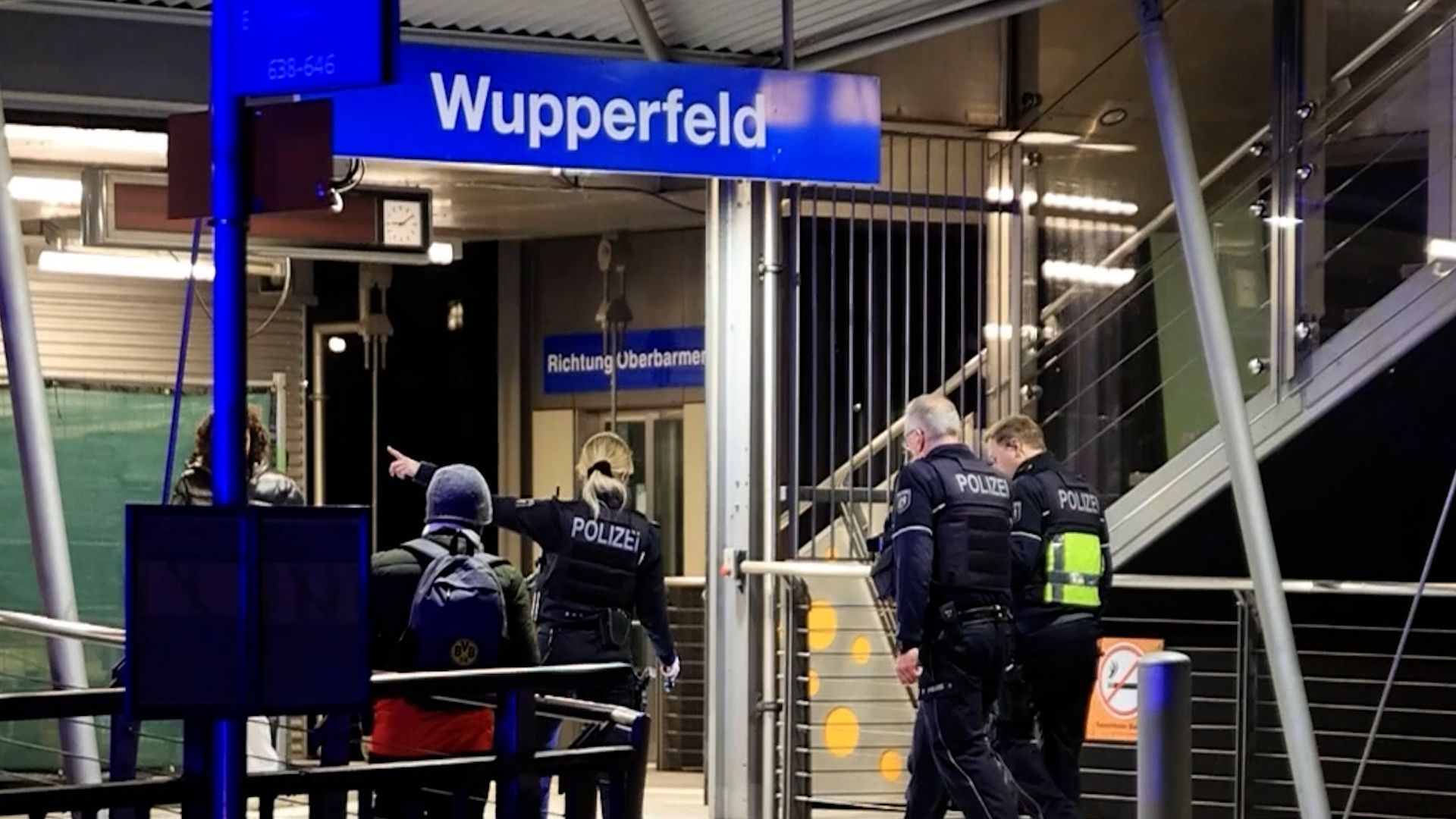 Video: Prügelei mit Messer: Mehrere Verletzte bei Streit an Wuppertaler Schwebebahnstation