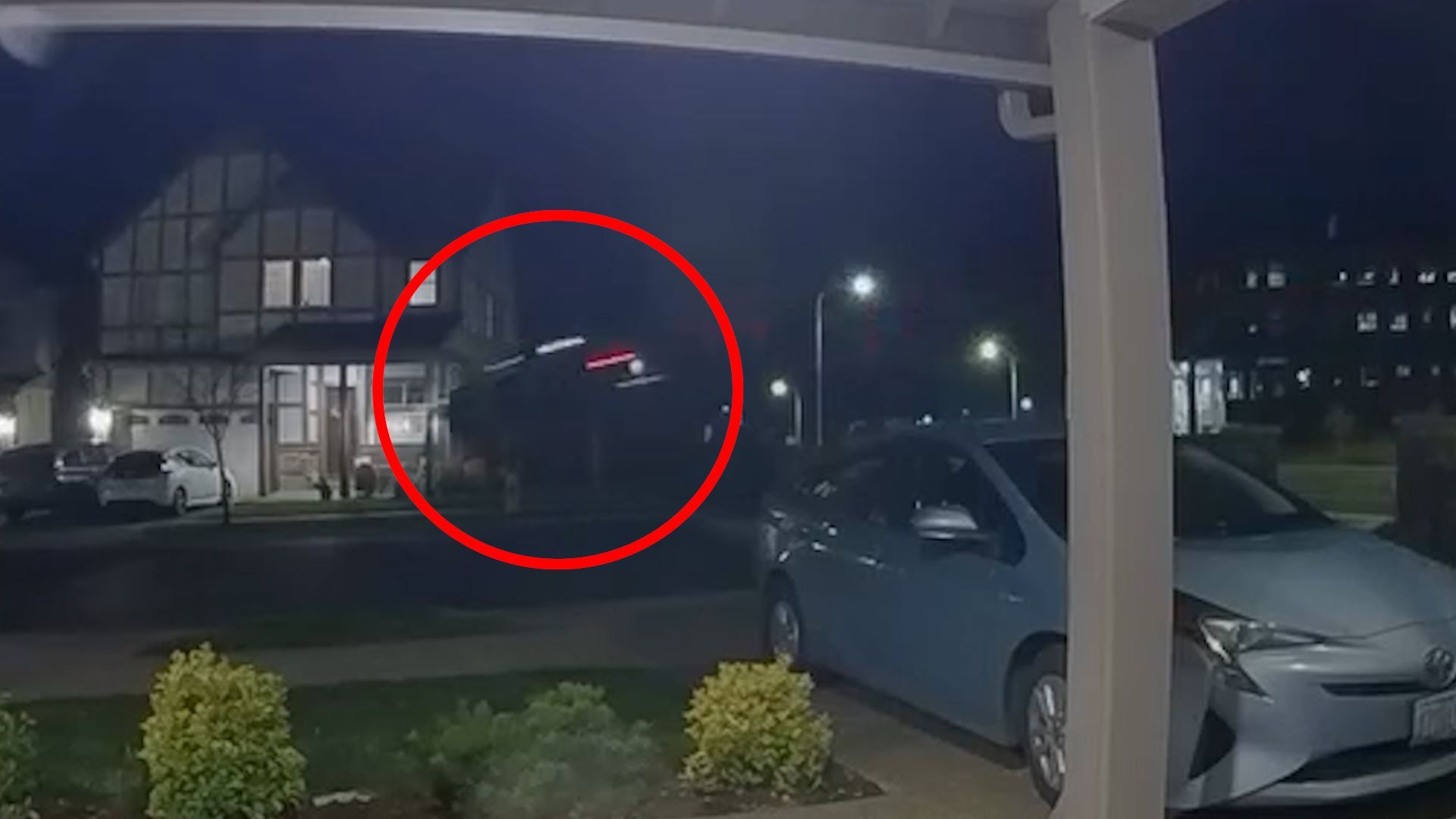 Video: Crash wie im Actionfilm: Pick-up-Truck fliegt 30 Meter durch die Luft und kracht in Einfamilienhaus