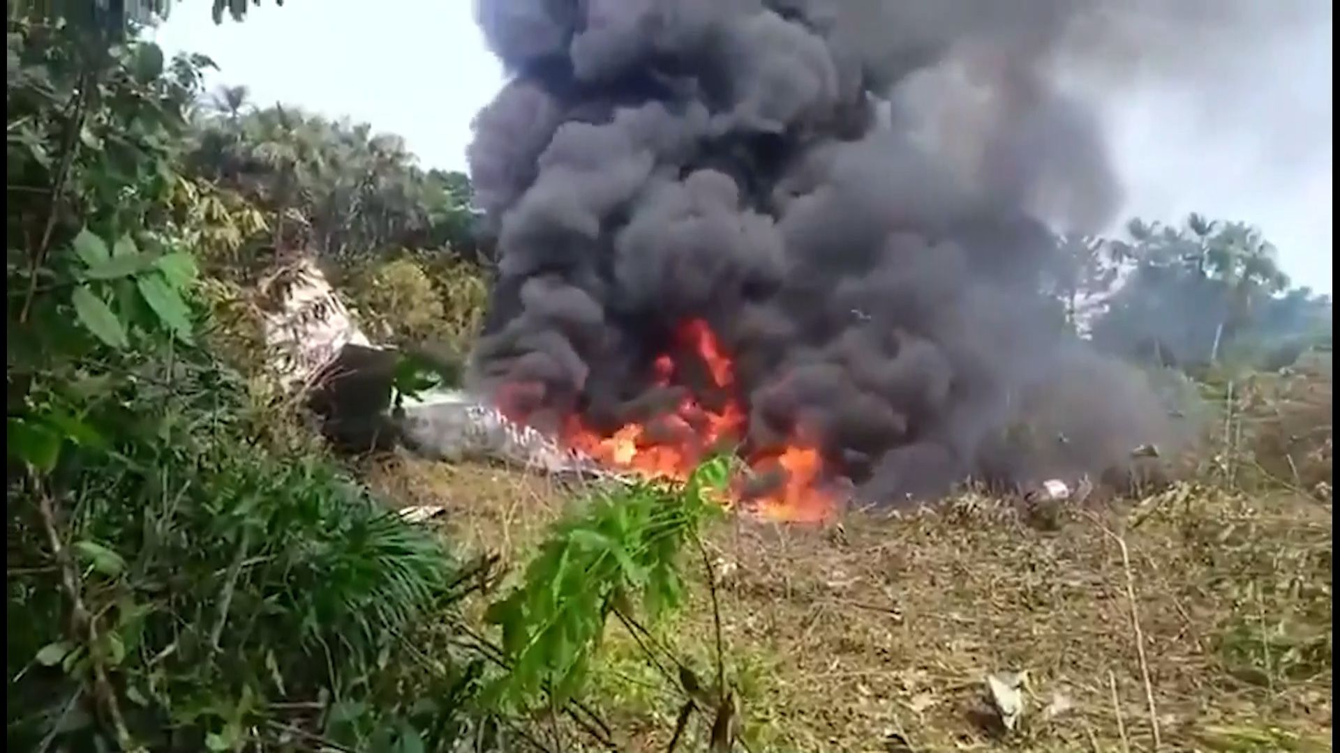 Video: Über 60 Tote in Kolumbien: Militärflugzeug geht nach Absturz in Flammen auf