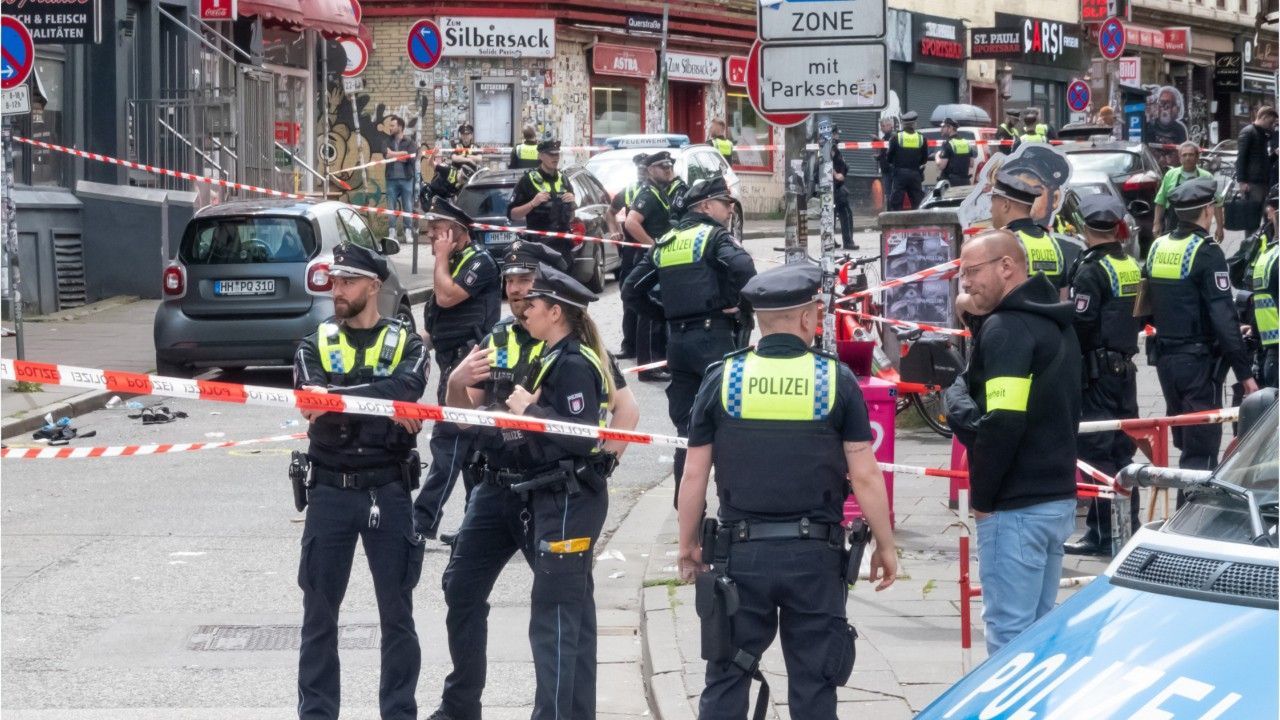 Mit Spitzhacke bewaffnet: Polizei schießt Angreifer nahe EM-Fanwalk nieder