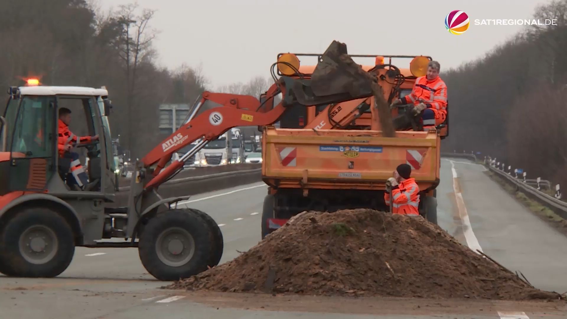 Bauernproteste: Unangemeldete Blockade der A2 – inklusive Misthaufen auf der Autobahn