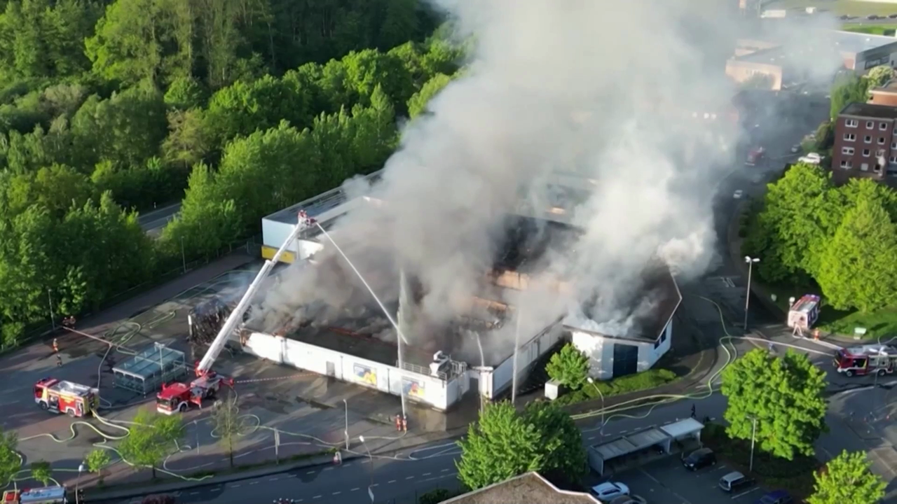 Video: Großfeuer zerstört Supermarkt: Bewohner in Sorge, keine Verletzten