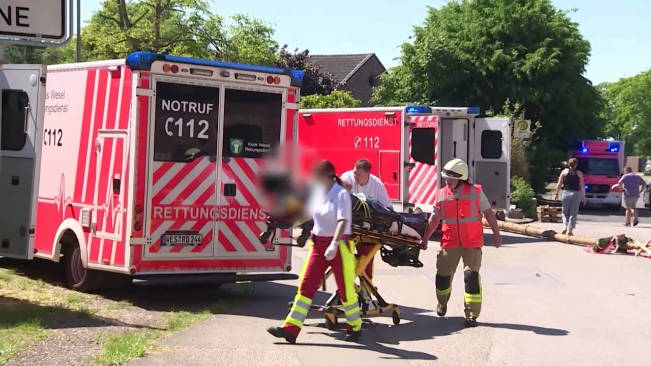 Video: Unfall bei Jubiläumsfeier: Maibaum stürzt auf Besucher