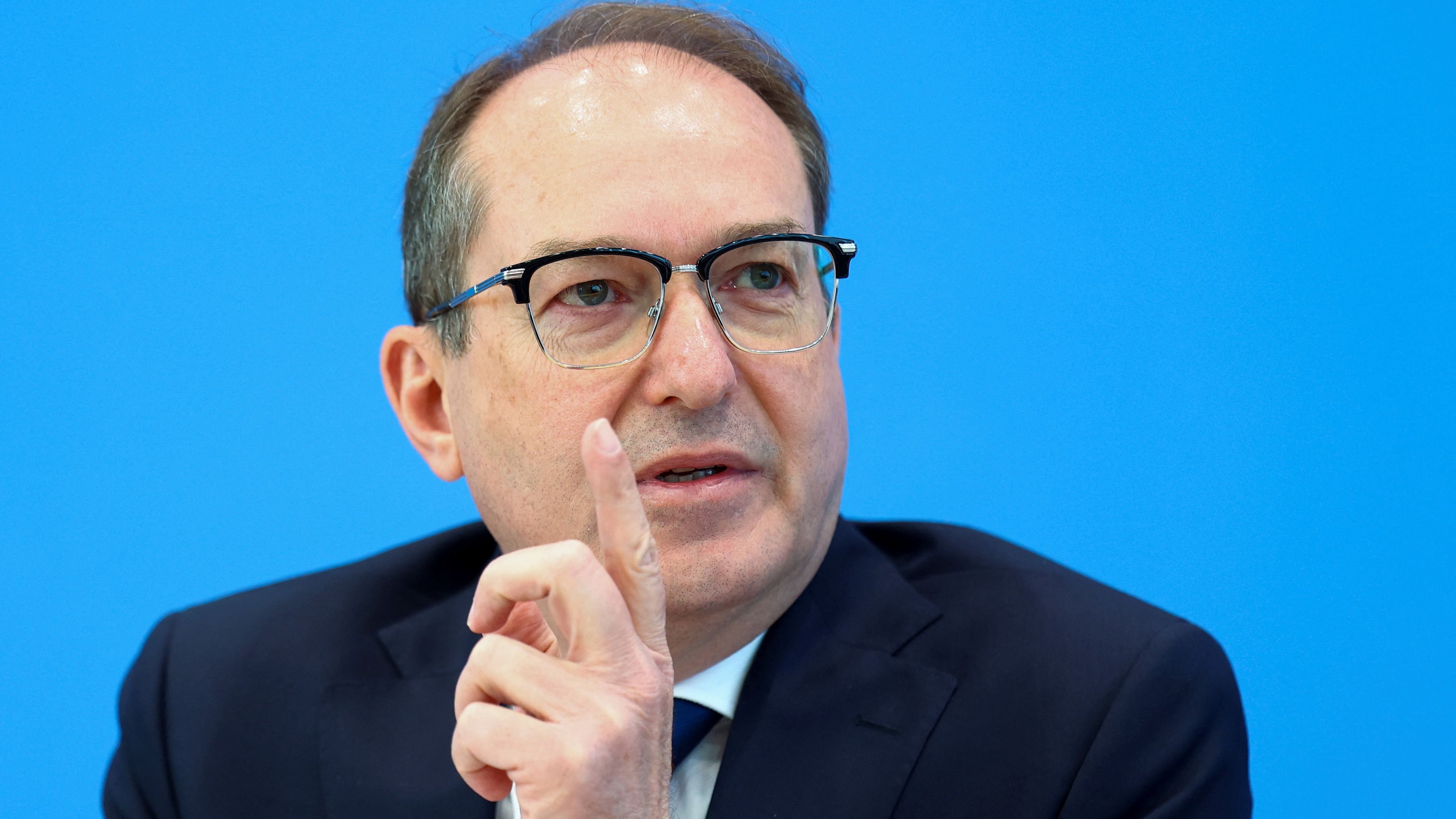Video: Dobrindt für "heimatnahe" Abschiebung