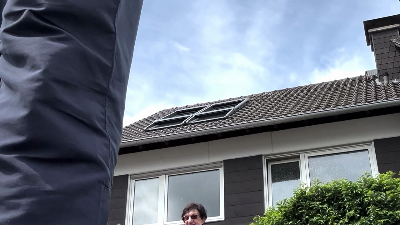 Video: 75-Jähriger protestiert gegen massive Erhöhung der Straßenreinigungsgebühren