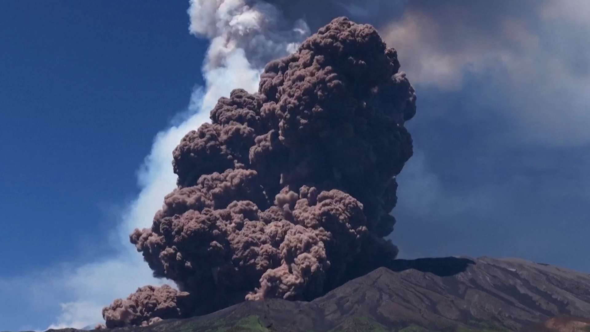Wolken und Lava: Ätna-Ausbruch auf Sizilien