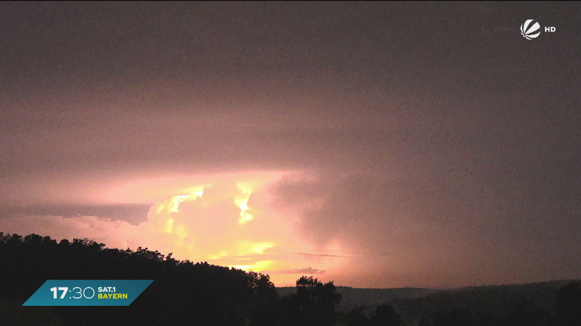 Video: Unwetter in Bayern: Gewitter mit Blitz-Spektakel