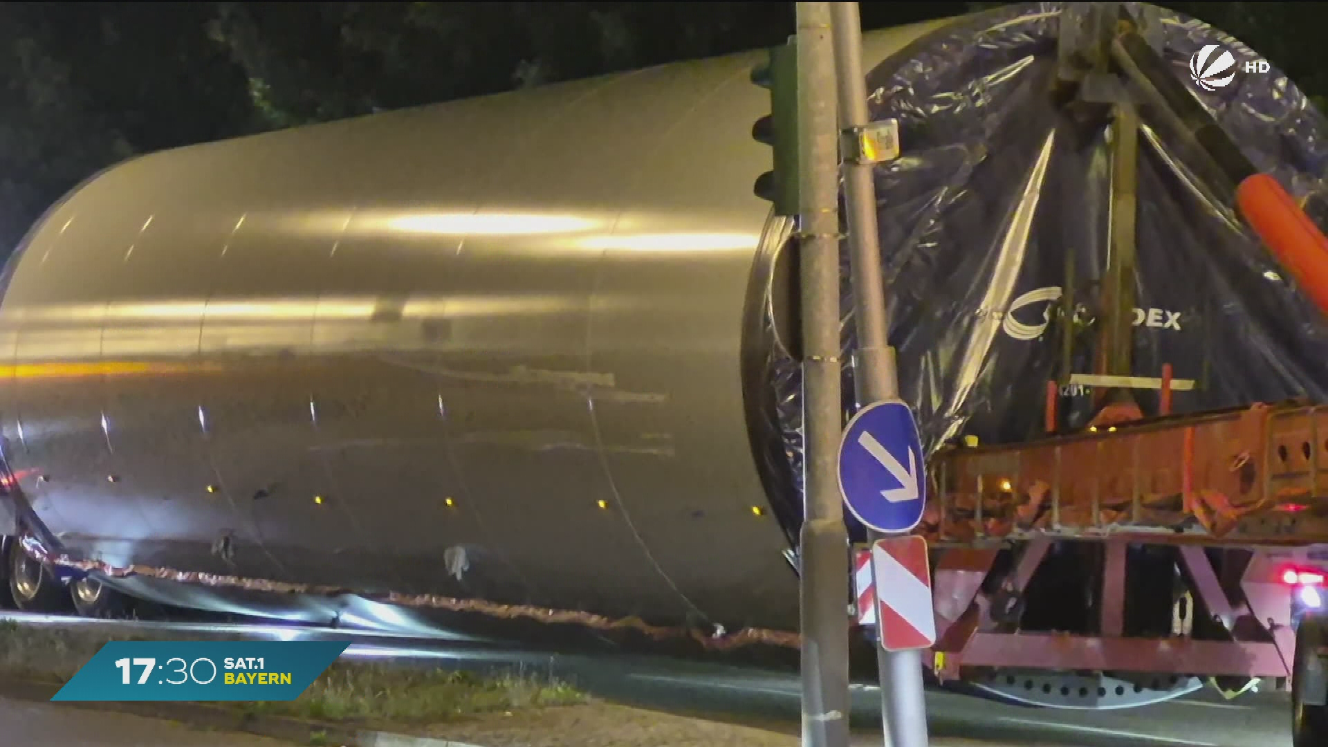 Video: Schwertransport steckt fest: Straße in Ansbach blockiert