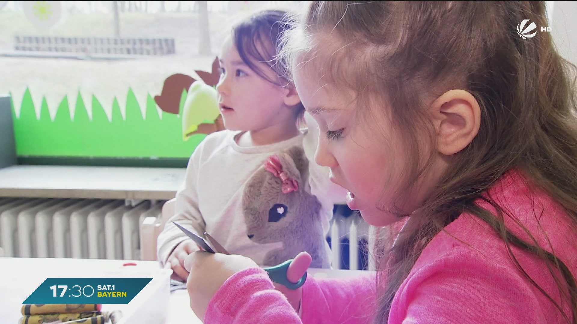 Video: Weniger Geld für Eltern: Bayern ersetzt Familiengeld durch Kinderstartgeld