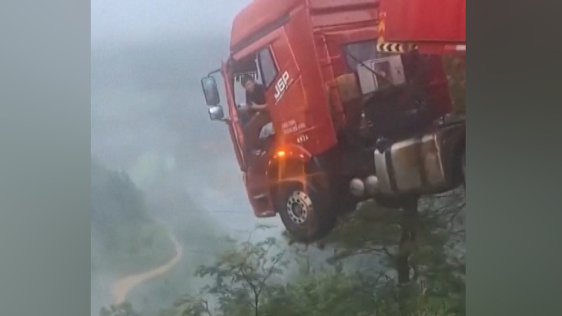 Lkw rutscht über Rand einer Brücke