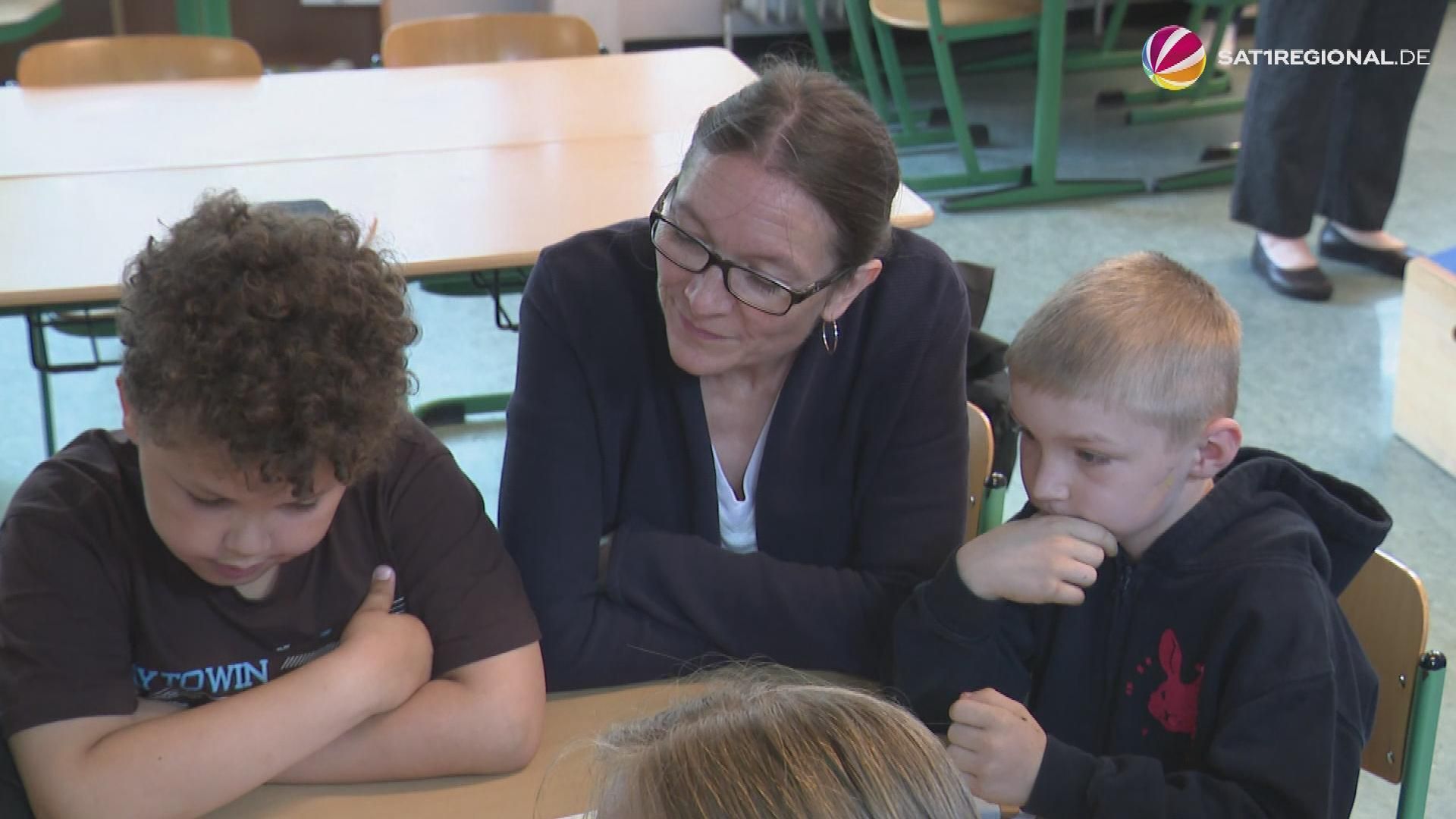 Video: Schulsenatorin Bekeris besucht Grundschule in Mümmelmannsberg