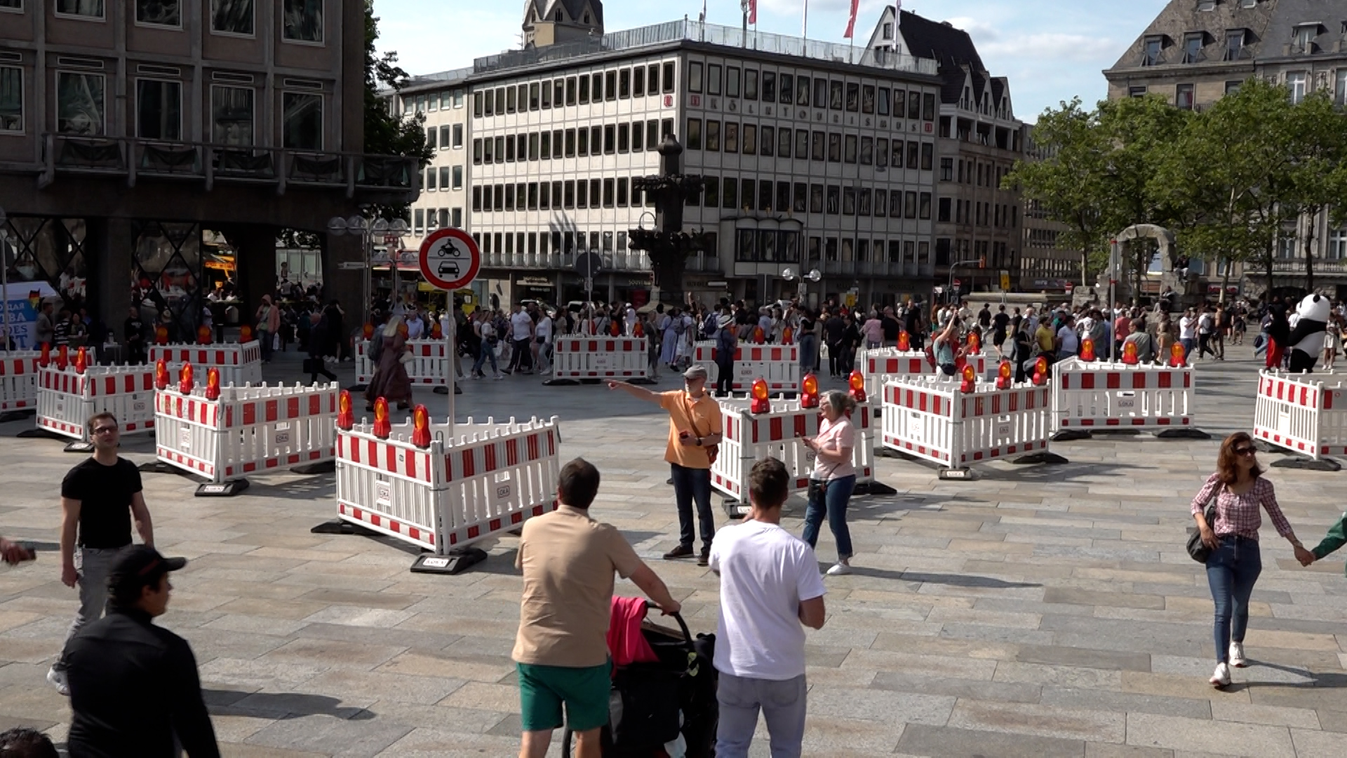 Video: Teil der Domplatte in Köln aus Sicherheitsgründen gesperrt