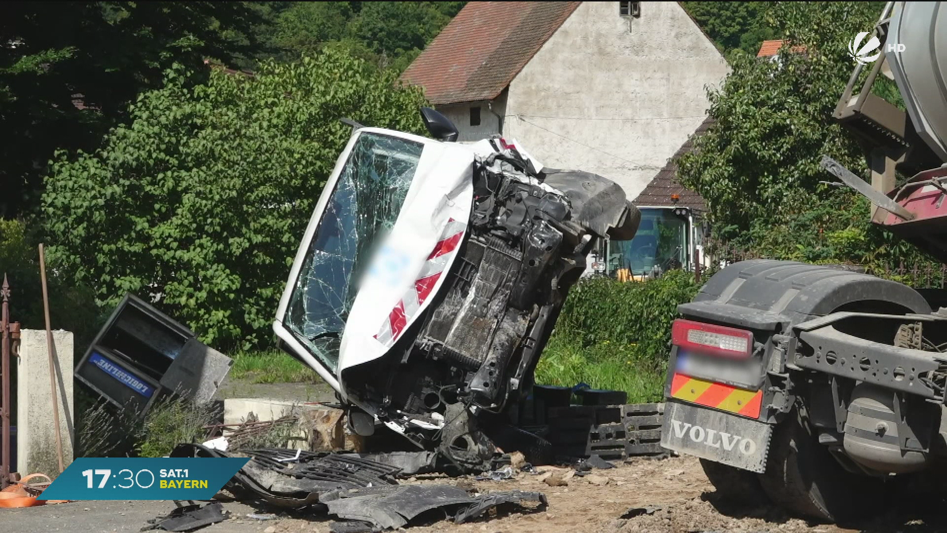 Video: Unfall in Leutenbach: Lkw rammt Baustellenfahrzeug nach Bremsversagen