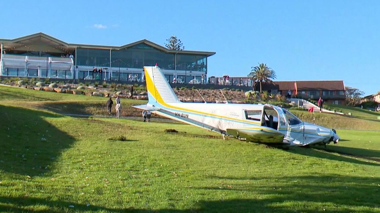 Flugzeug crasht auf Golfplatz