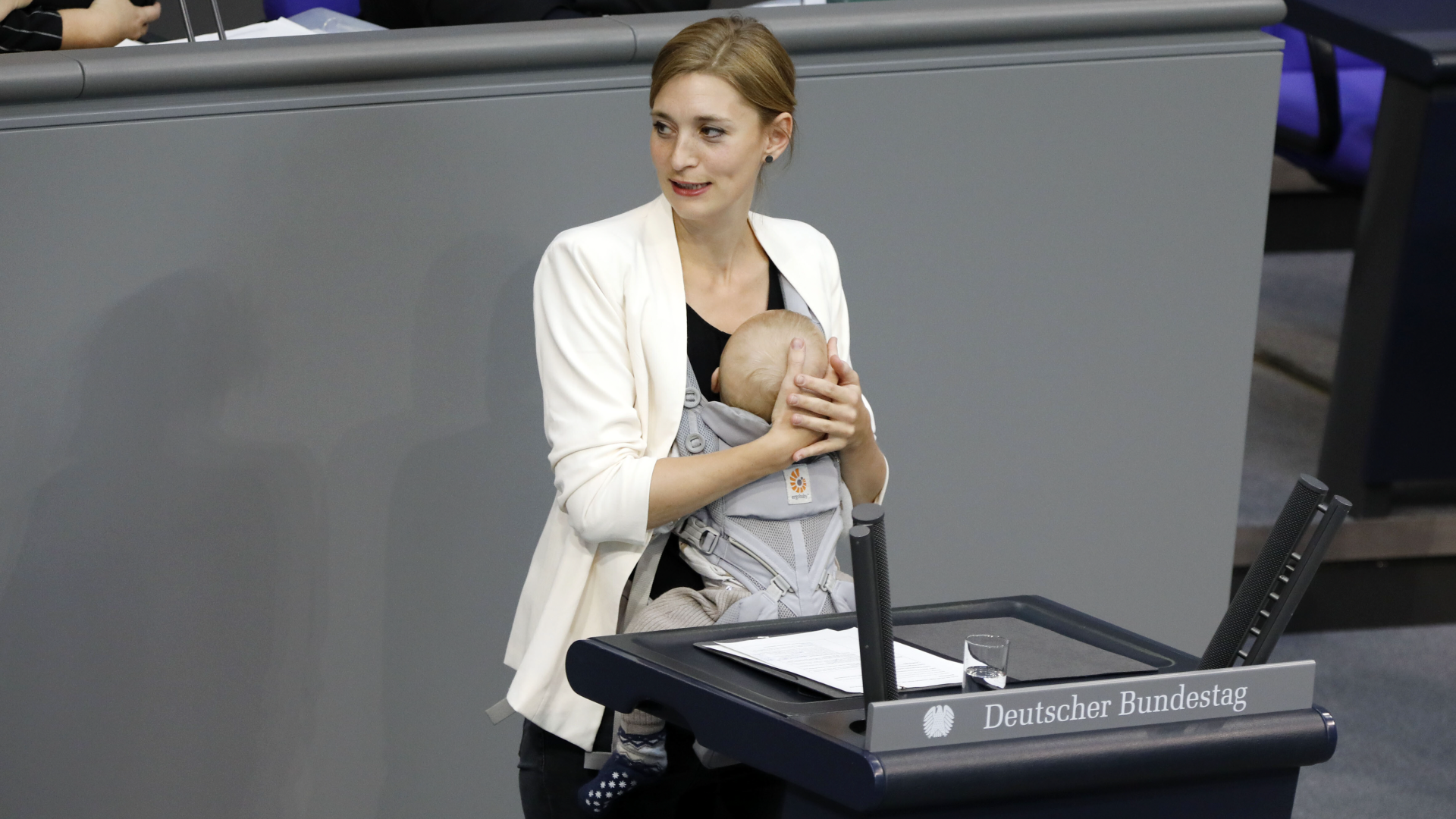 Video: Baby im Bundestag am Rednerpult