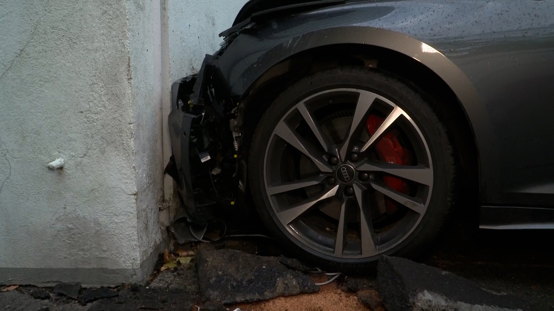 Video: Fahrerin kracht in Hauswand in Dortmund