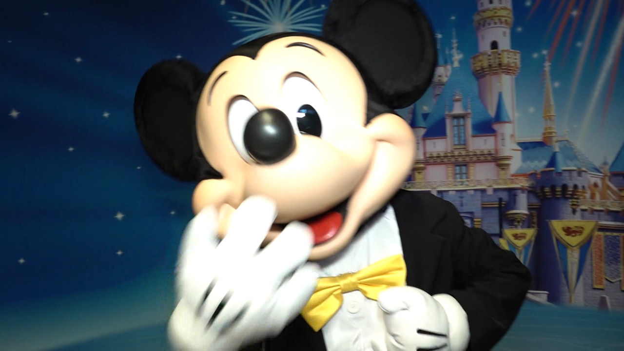 Micky Maus eröffnet Disney-Eismärchen in der Westfalenhalle