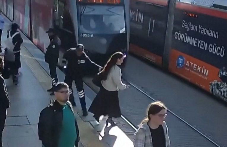 Schreck-Sekunde: Frau läuft fast vor Tram