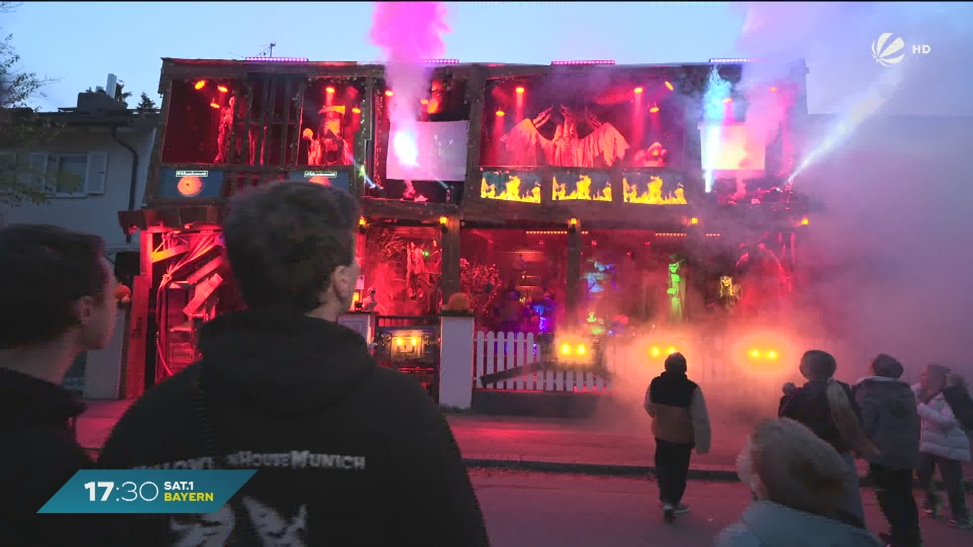 Video: Halloween in München: Familie verwandelt Haus in Horror-Kabinett