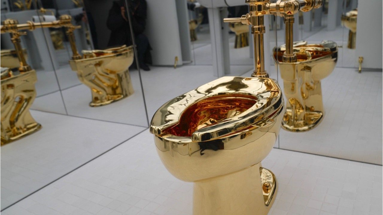 Gold-Toilette für Millionen-Preis versteigert