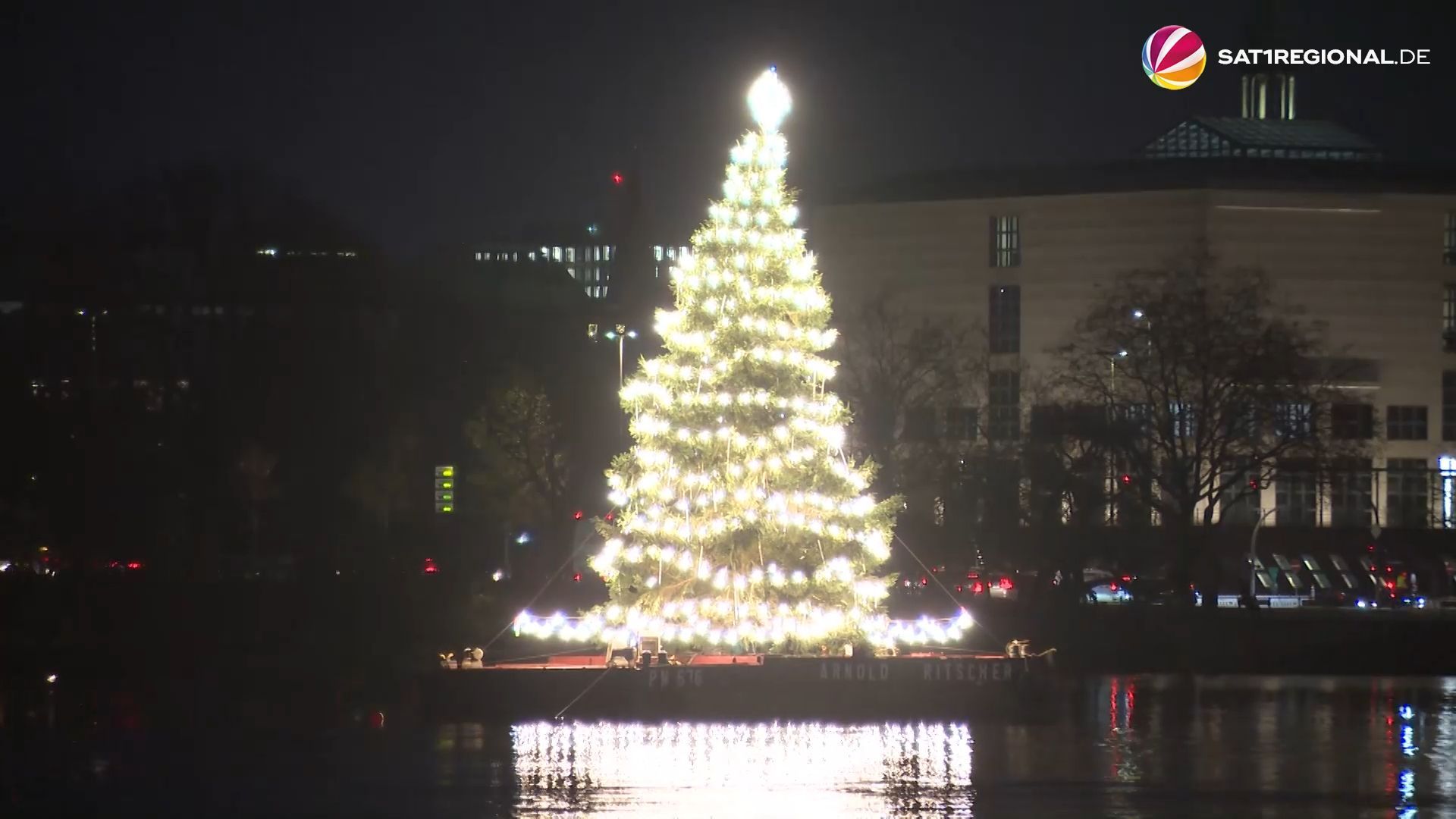 Video: Alstertanne in Hamburg erstrahlt wieder in weihnachtlichem Glanz