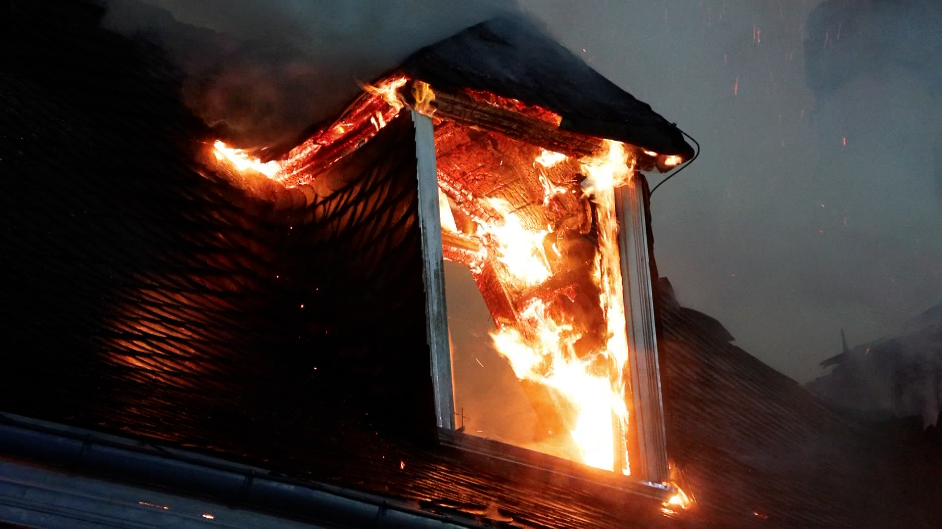 Video: Feuer zerstört Wasserschloss in Velbert