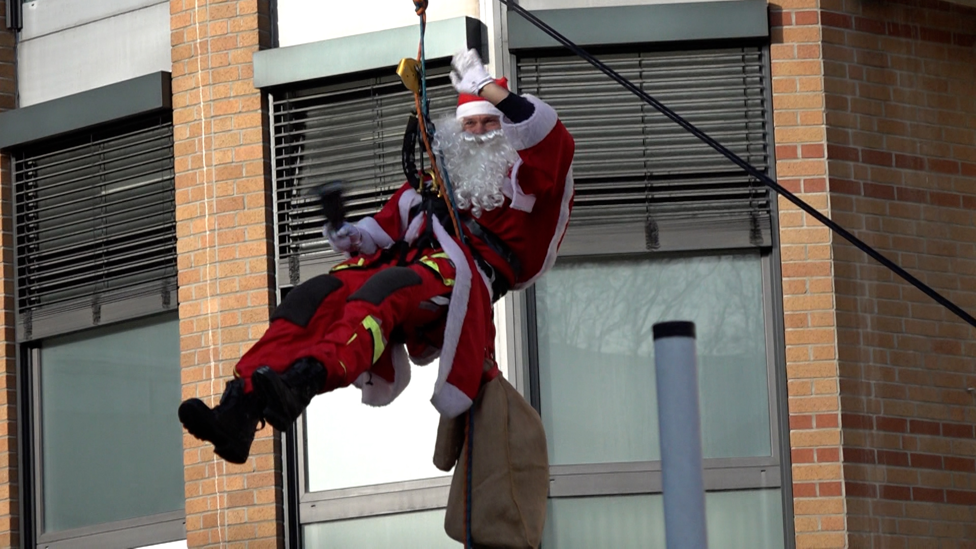 Video: Nikolaus fliegt über Mönchengladbach