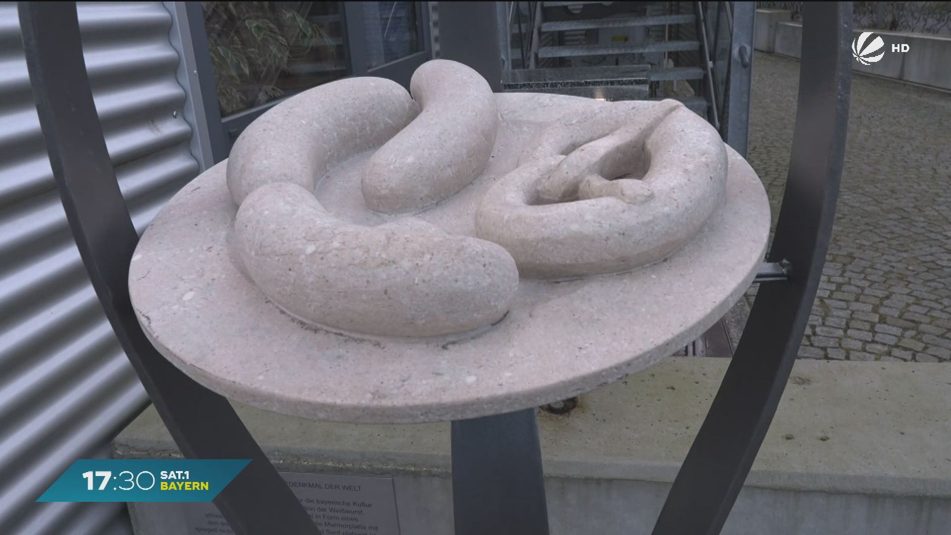 Bodenmais-enth-llt-Weltneuheit-Das-erste-Wei-wurst-Denkmal