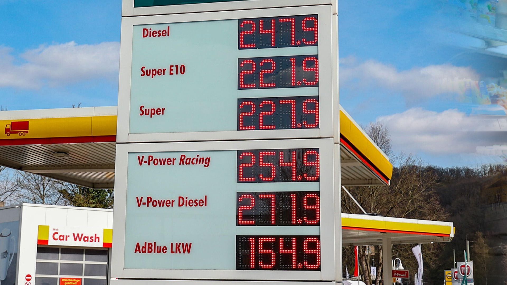 Video: Spritpreis-Explosion: Kritik an Reiche