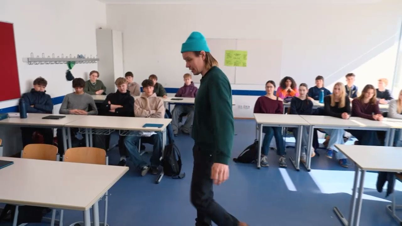 Video: Ein-Mann-Theater gegen Extremismus: Stück überrascht bayerische Schüler