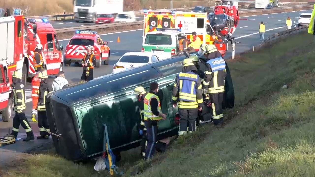 Video: Unfall auf A3 bei Erlangen: VW-Bus mit Großfamilie kracht in Leitplanke