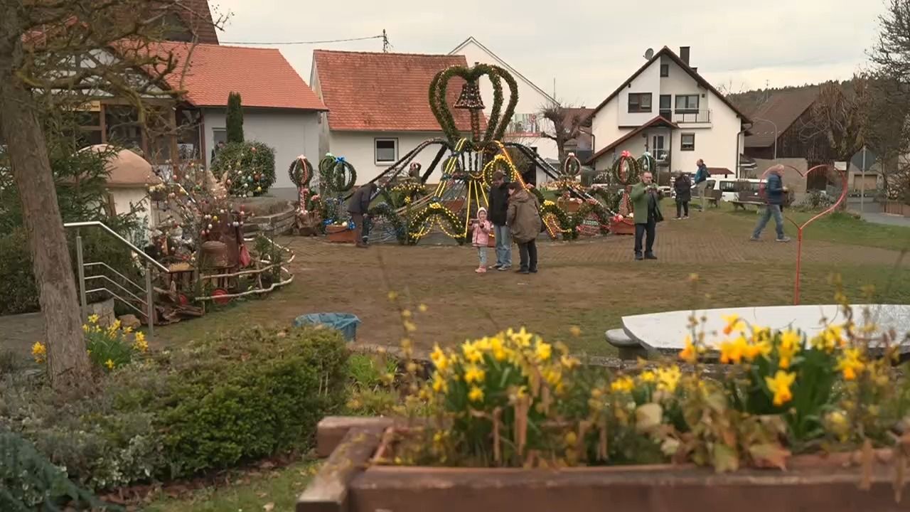 Video: Weltrekord in Oberfranken: Osterbrunnen in Bieberbach mit 11.000 Eiern