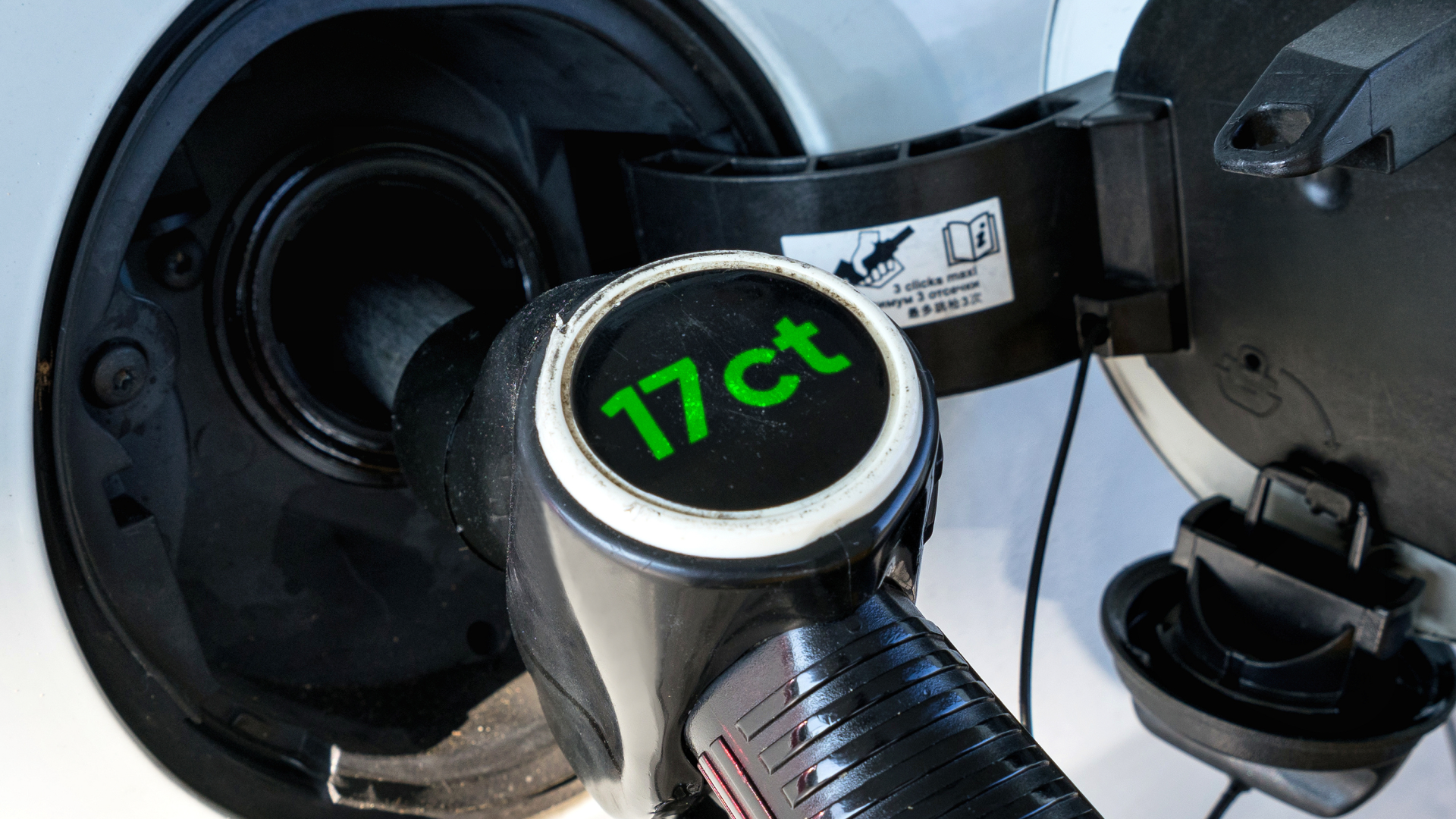 Video: Streit um umstrittenen Tankrabatt