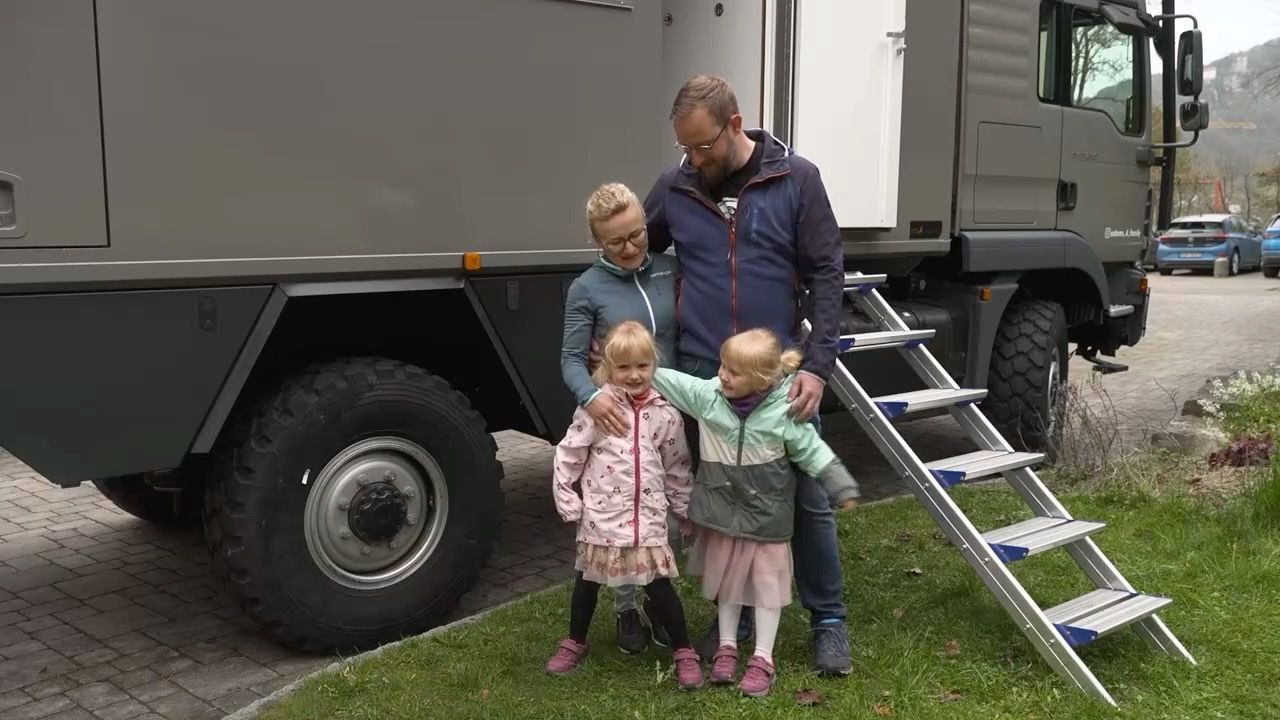 Video: Weltreise im Expeditionsmobil: Familie startet Abenteuer vor Schulbeginn