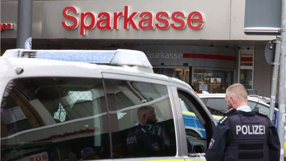 Polizei befragt Tausende Sparkassenopfer