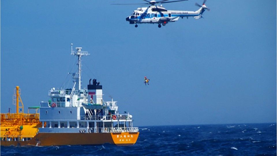 Dramatische Rettungsaktion: Frau treibt in Schwimmreifen 80 Kilometer aufs Meer