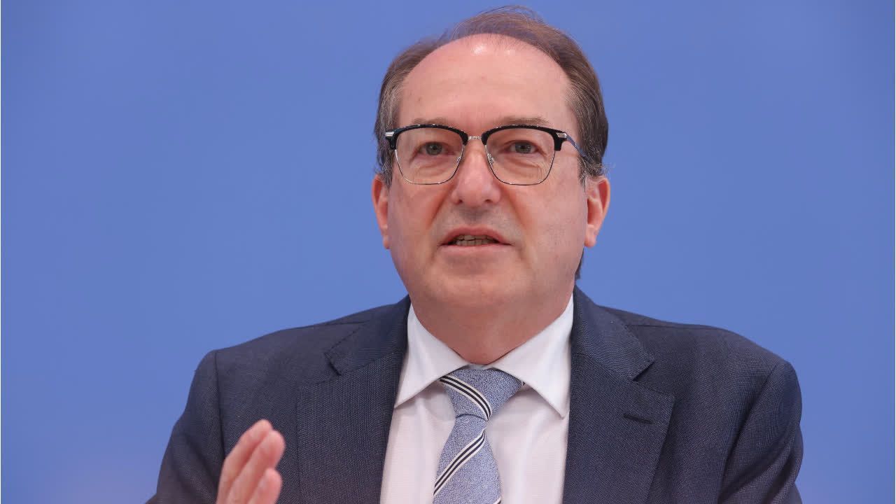 Video: Nach Kritik: Dobrindt verteidigt Abschiebung