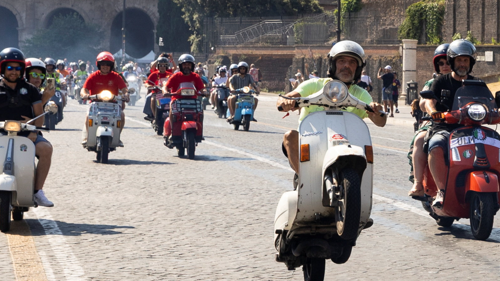 Video: 80 Jahre: Rom feiert die Vespa