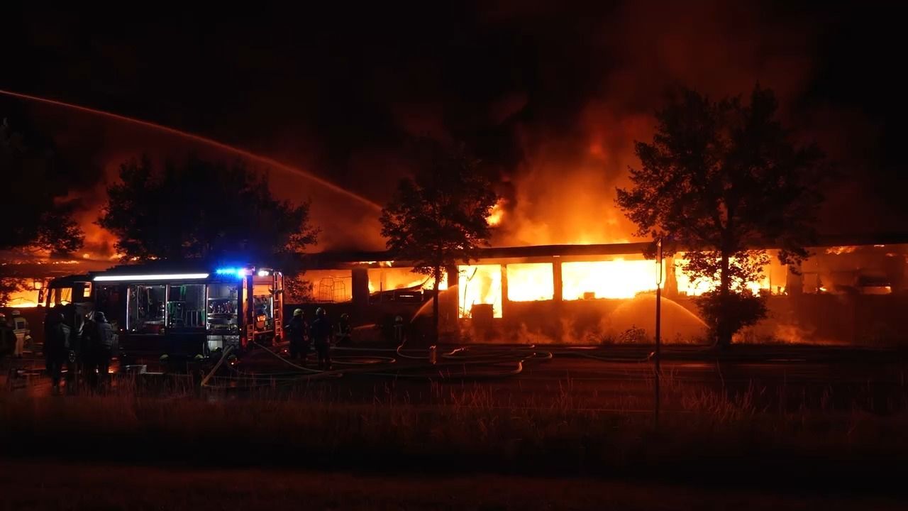 Video: Großbrand in Lichtenfels: Feuer zerstört Lagerhalle mit Särgen