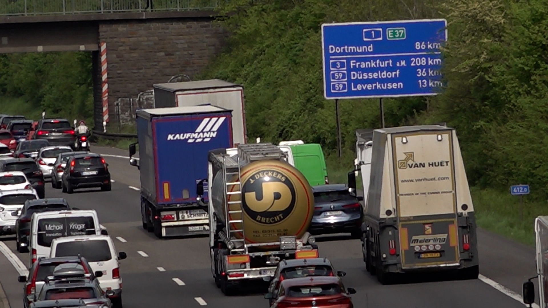Video: Ferienstart bringt Stau auf NRWs Autobahnen