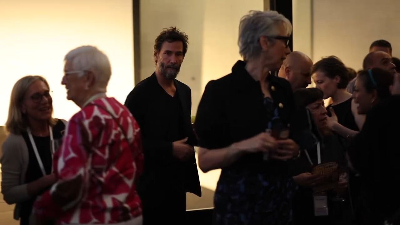 Video: Hollywood in Nürnberg: Keanu Reeves besucht Kunstausstellung