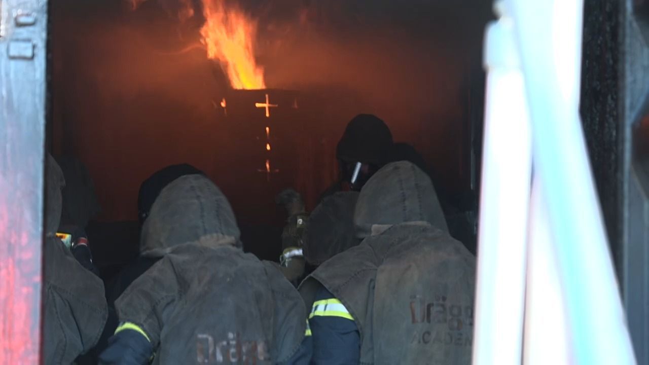 Video: Akkubrände nehmen zu: Feuerwehr trainiert für den Ernstfall
